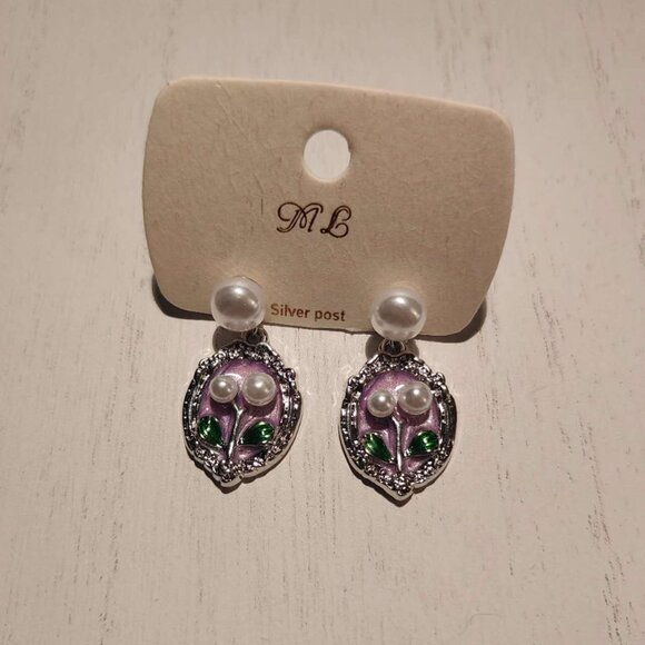 Jewelry - Pearl Petal Canvas Earrings